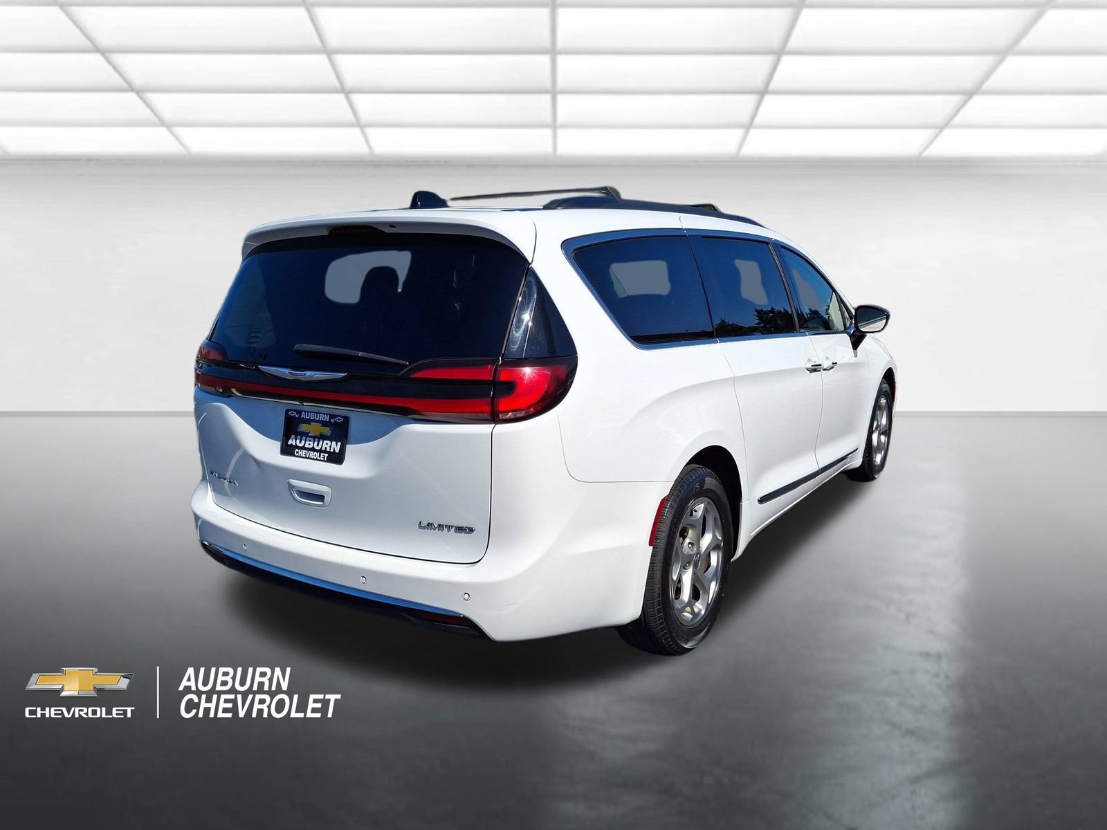 Used 2023 Chrysler Pacifica Limited FWD image 3