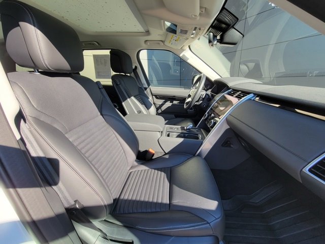 Used 2024 Land Rover Discovery S image 19