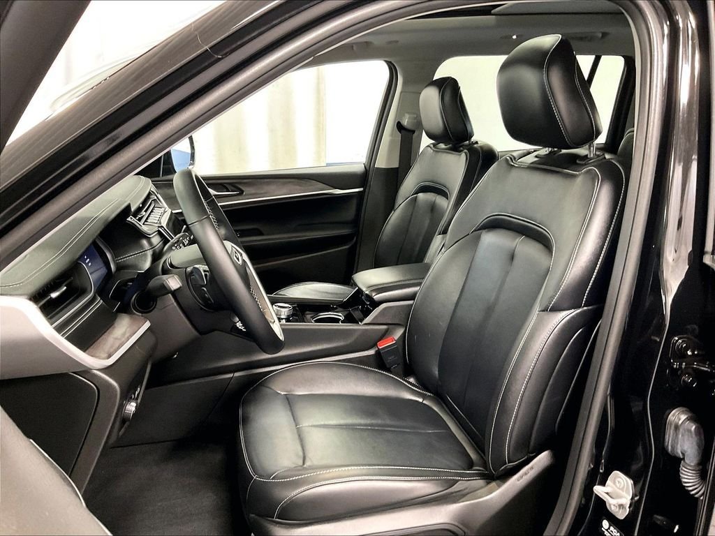 Used 2022 Jeep Grand Cherokee L Limited AWD/4WD image 10