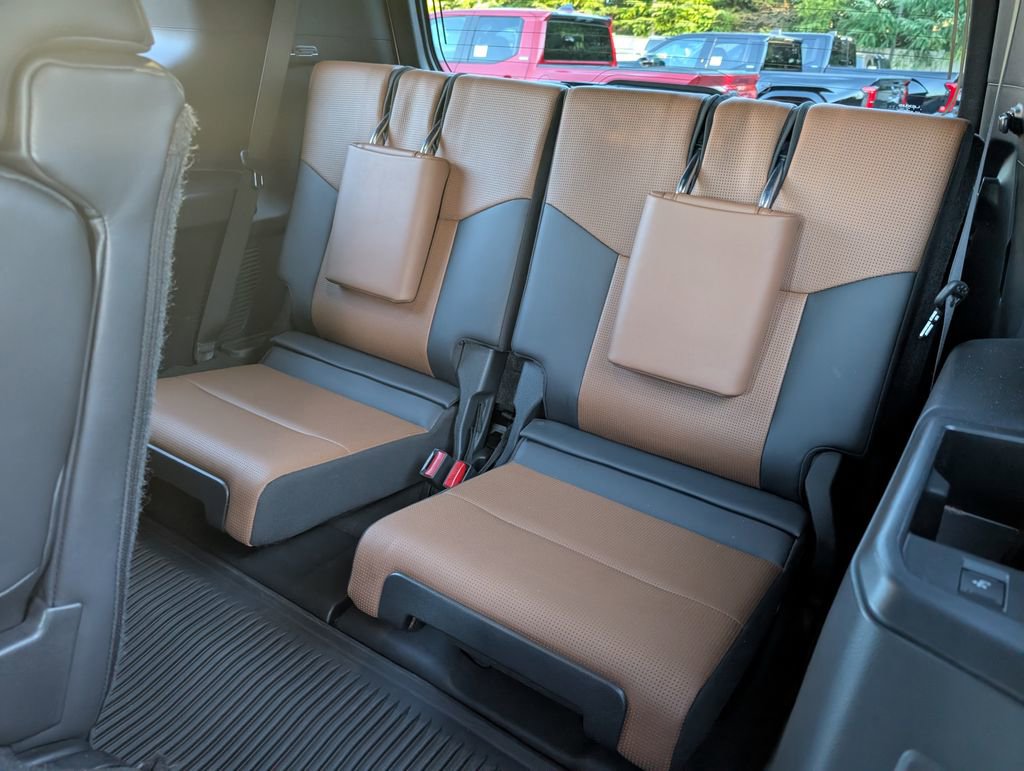 Used 2024 Lexus GX 550 w/ Accessory Package (2T) image 12