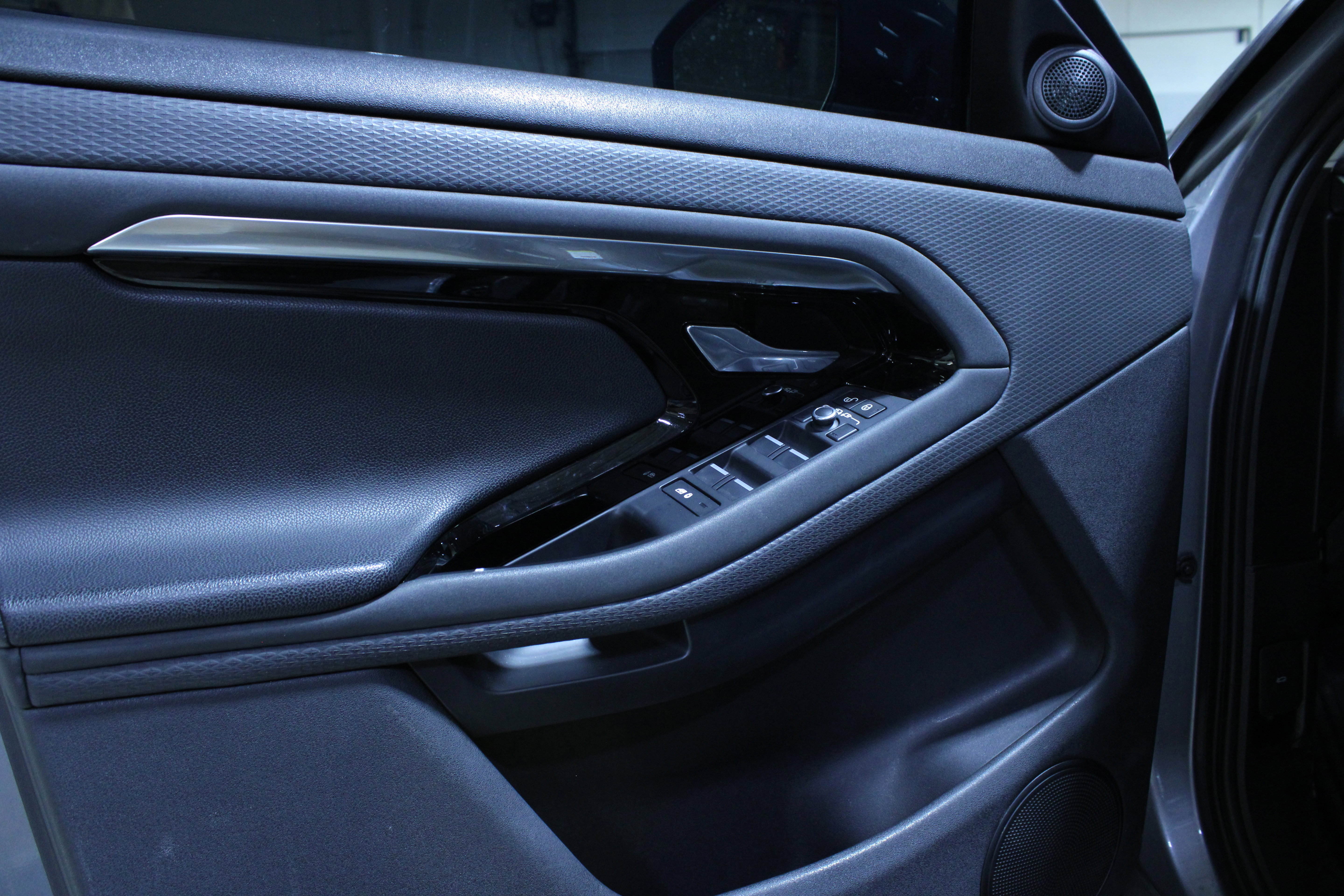 Used 2020 Land Rover Range Rover Evoque S image 4