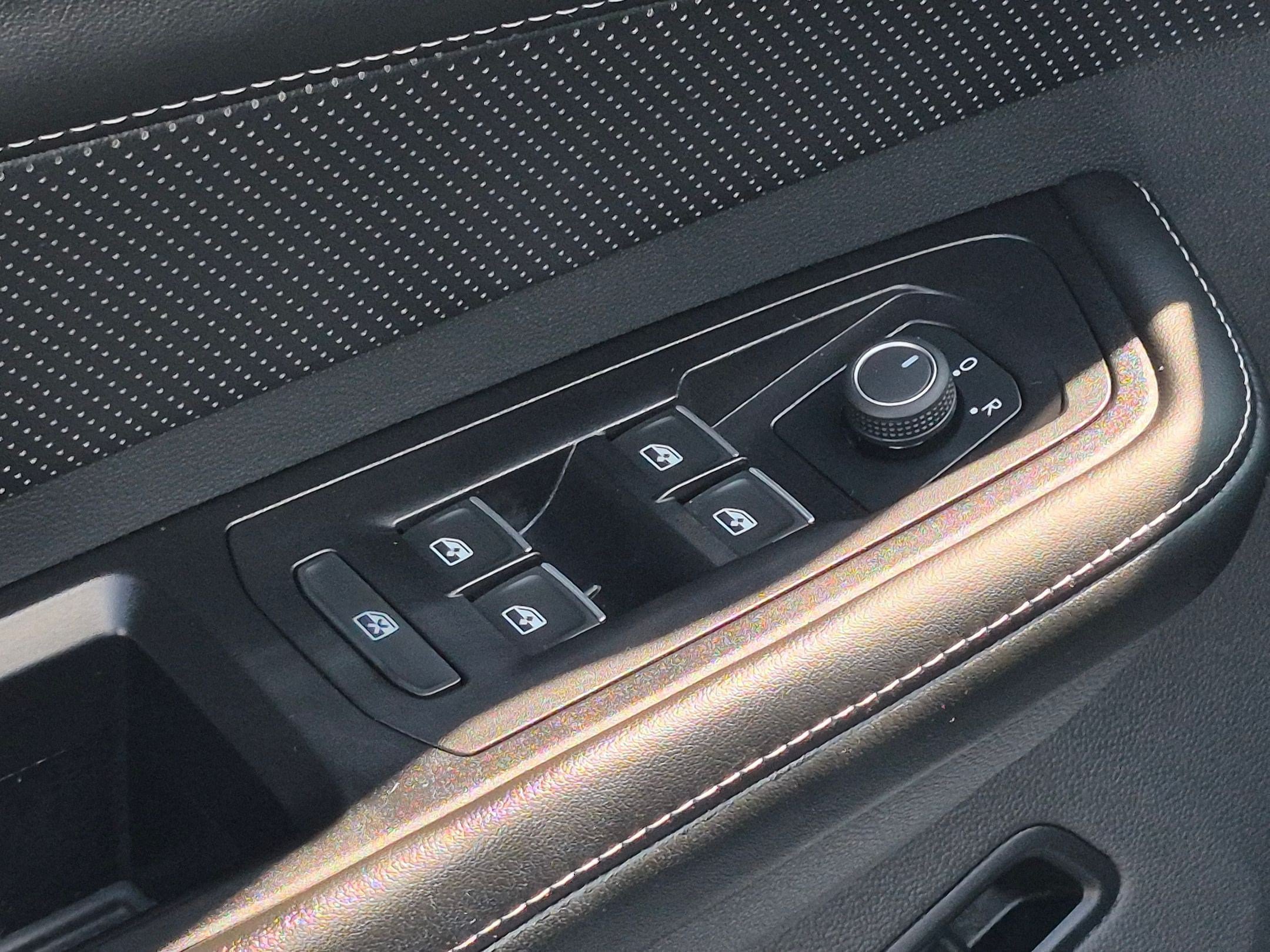 Used 2024 Volkswagen Atlas SE w/ Panoramic Sunroof Package FWD image 14
