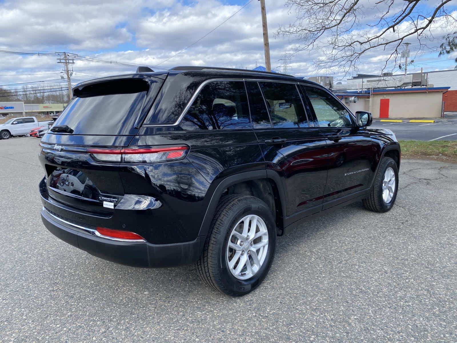 Certified 2023 Jeep Grand Cherokee Laredo X image 3