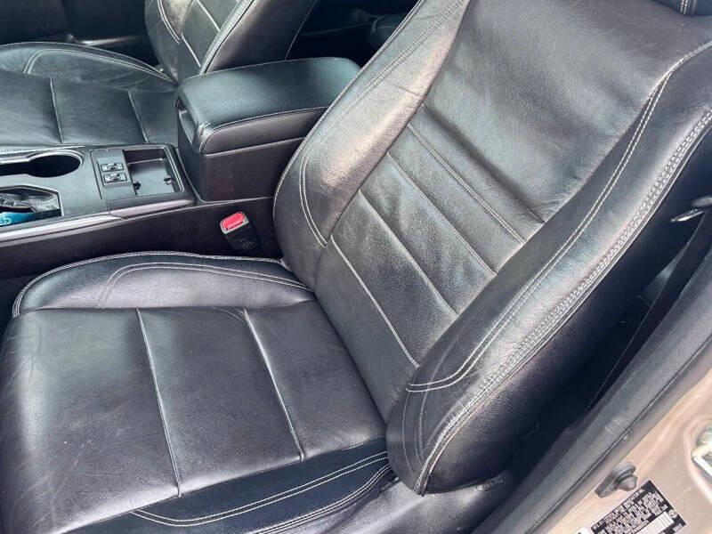 Used 2017 Toyota Camry XLE image 11