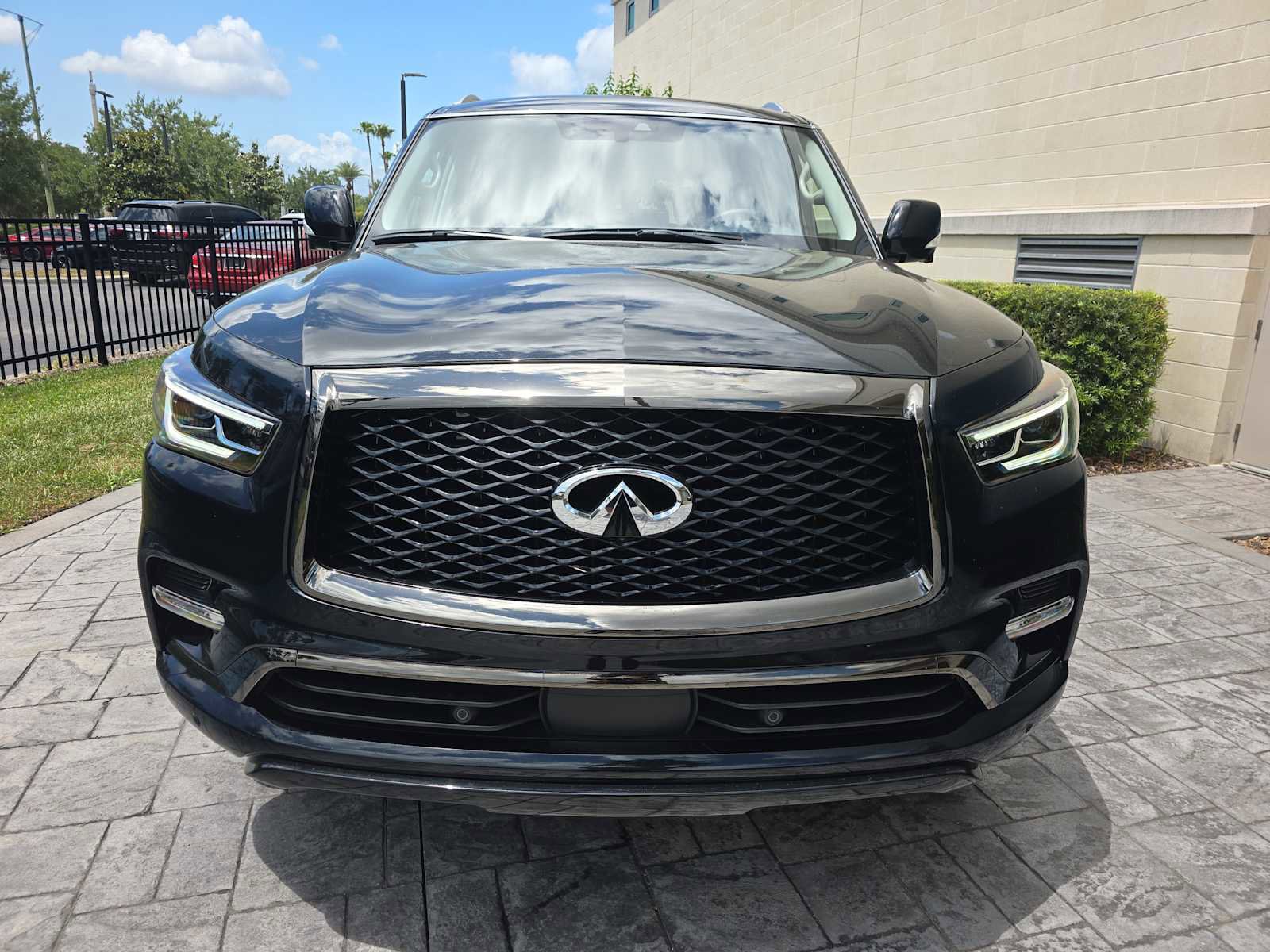 Used 2023 INFINITI QX80 Premium Select w/ Cargo Package RWD image 2
