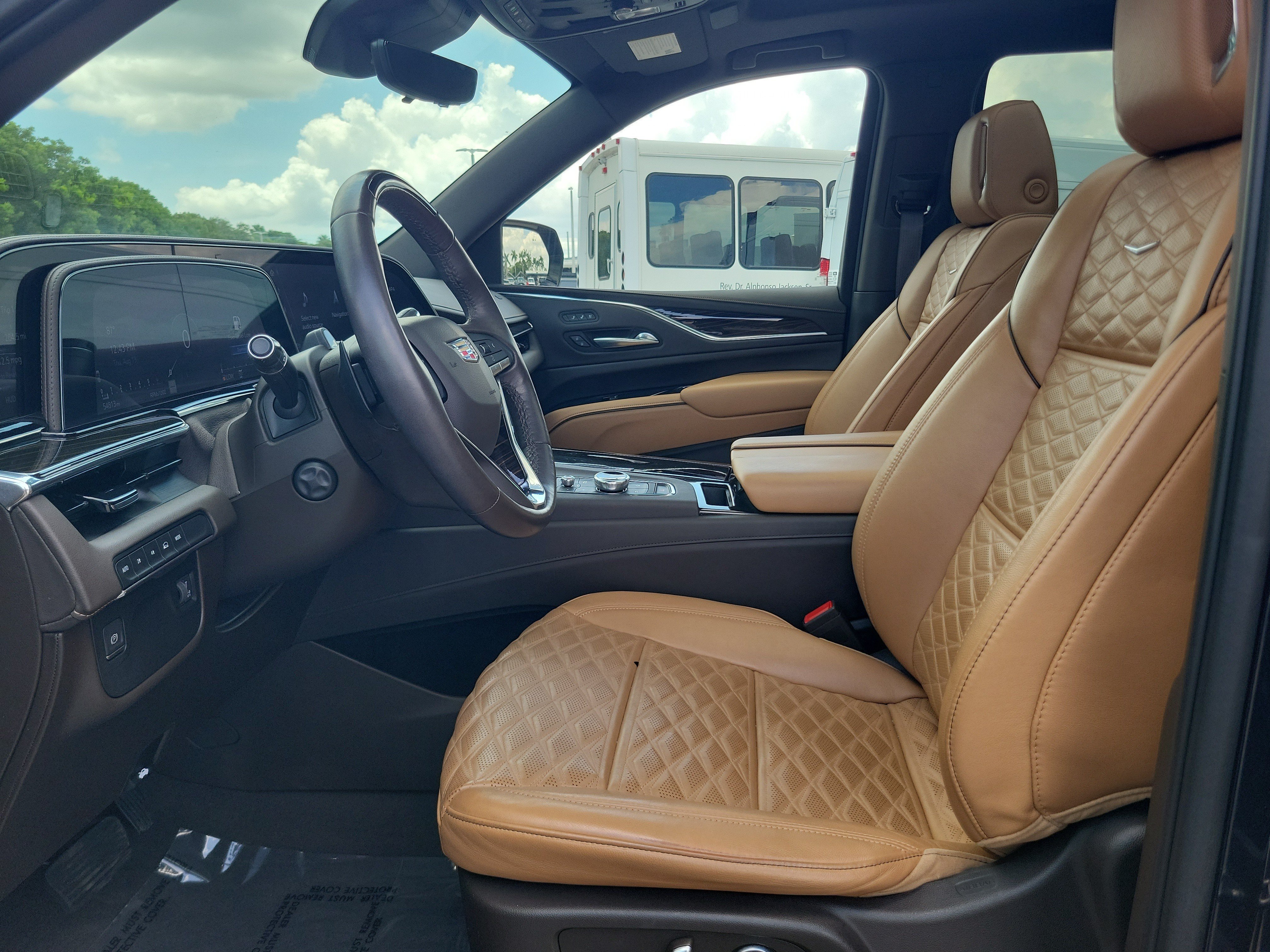 Used 2023 Cadillac Escalade Premium Luxury w/ LPO, Radiant Package AWD/4WD image 11