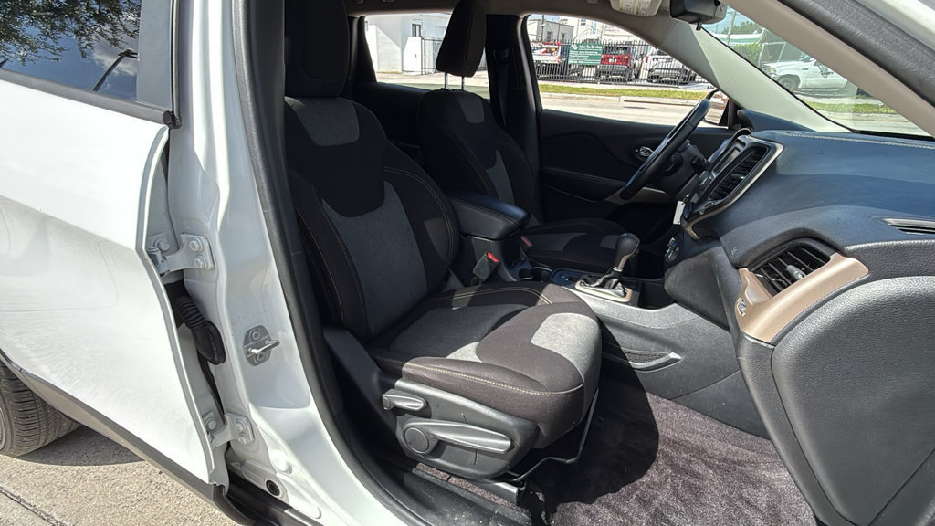 Used 2018 Jeep Cherokee Latitude FWD image 38