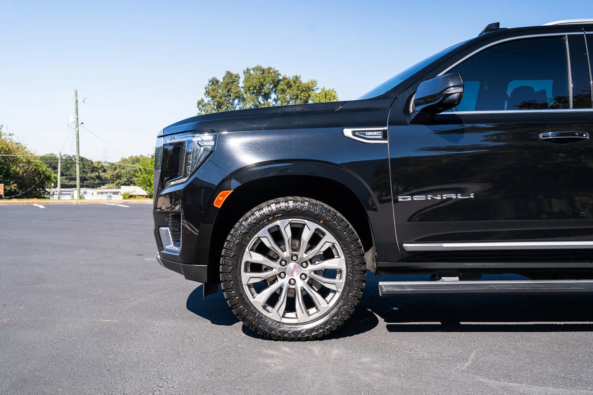 Used 2021 GMC Yukon XL Denali w/ Denali Premium Package RWD image 3