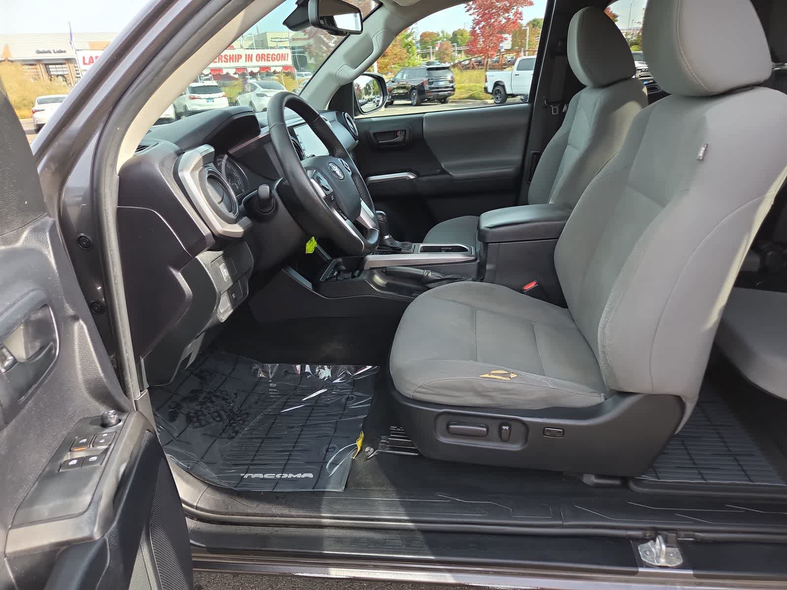 Used 2020 Toyota Tacoma SR5 w/ Blackout Package AWD/4WD image 19