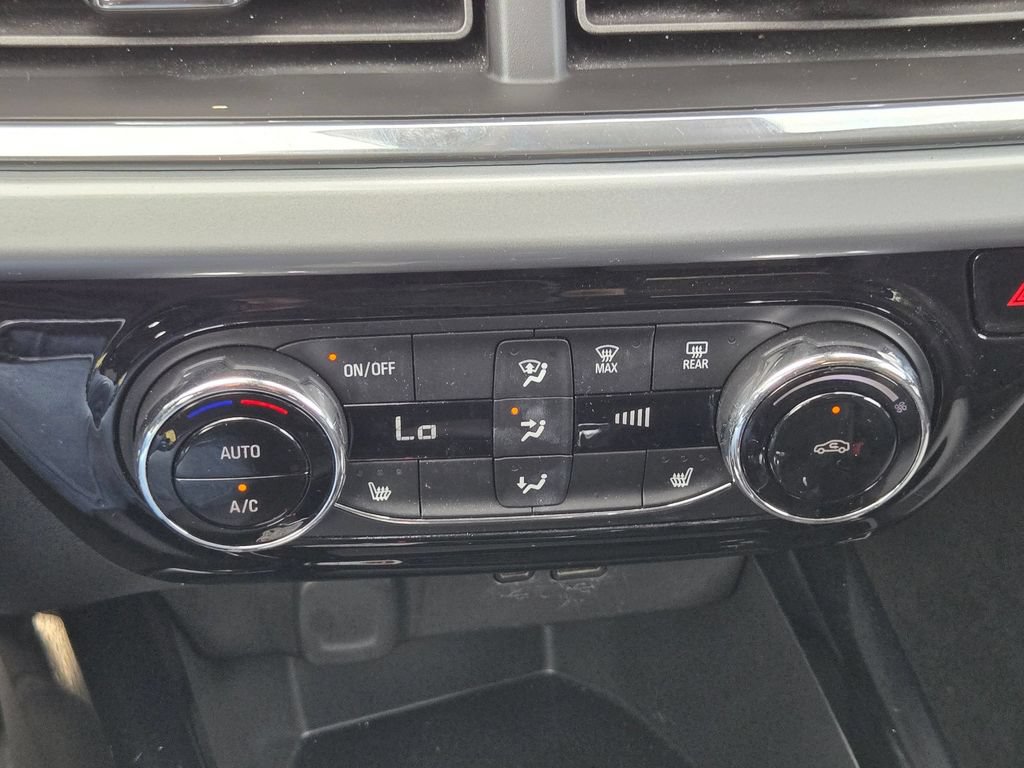 Used 2025 Chevrolet Trax LT w/ LT Convenience Package FWD image 23