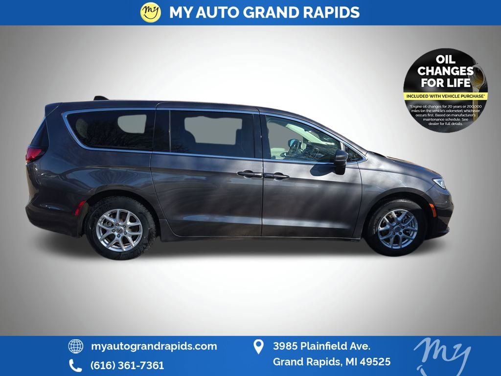 Used 2023 Chrysler Pacifica Touring-L image 8