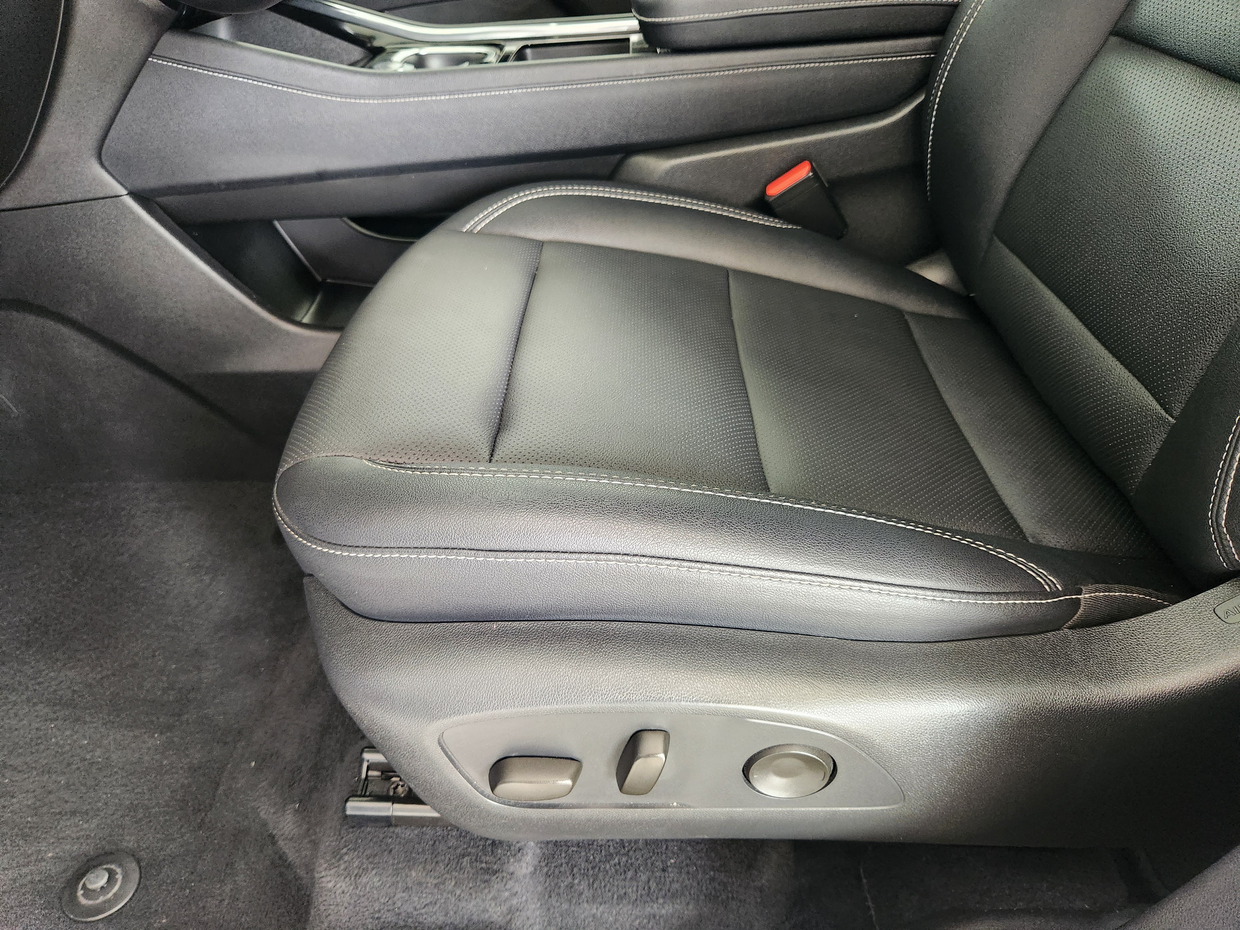 Used 2025 Chevrolet Traverse LT FWD image 25
