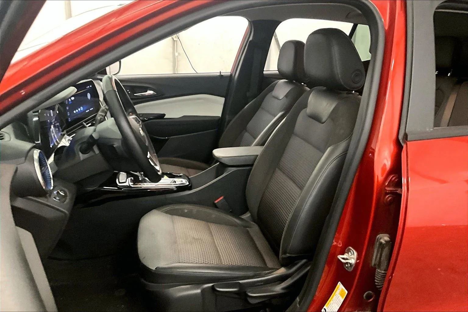 Used 2024 Chevrolet Trax LT w/ LT Convenience Package image 24