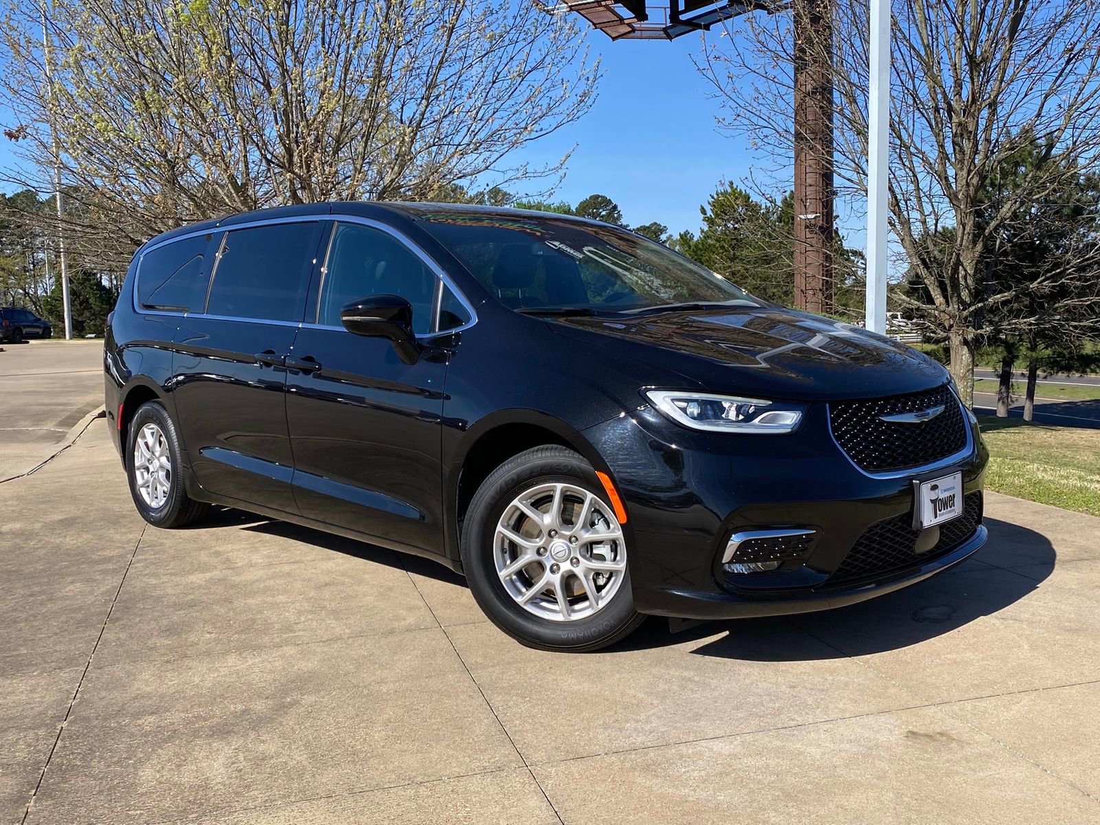 Used 2025 Chrysler Pacifica Select image 1