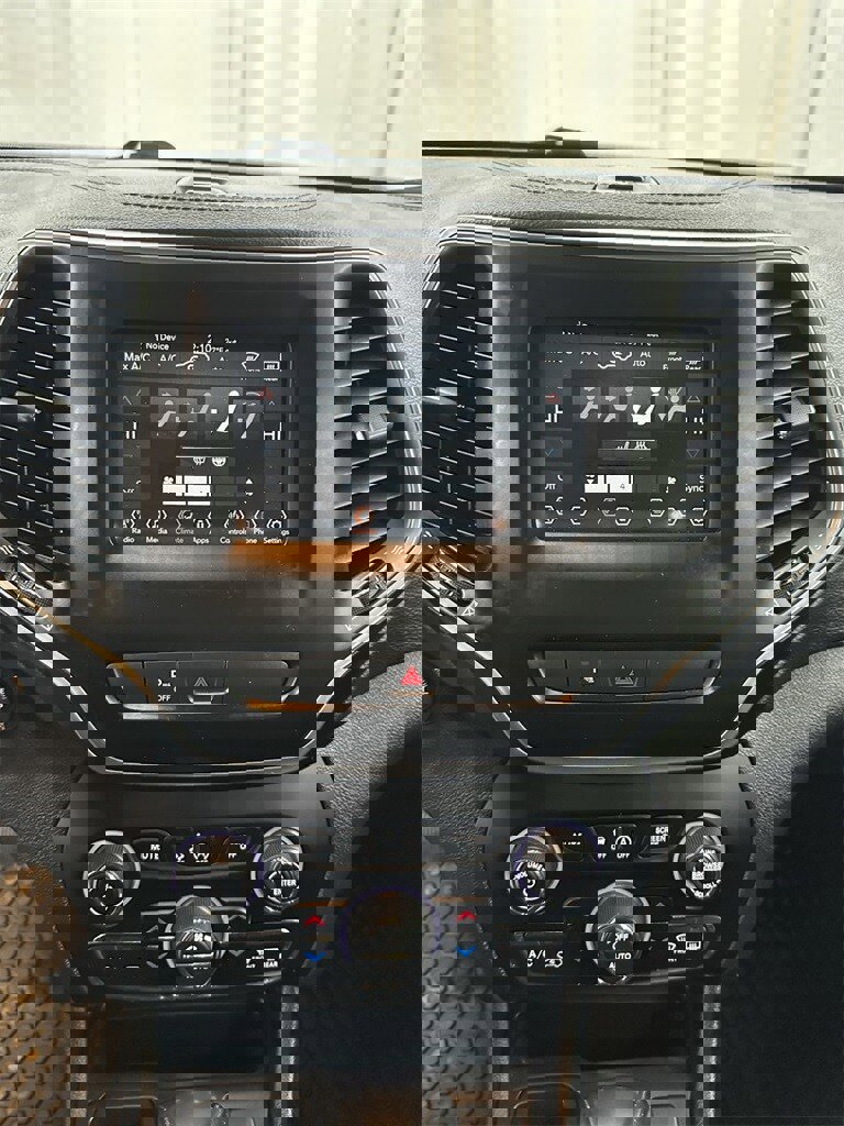 Used 2019 Jeep Cherokee Latitude Plus w/ Comfort/Convenience Group image 20