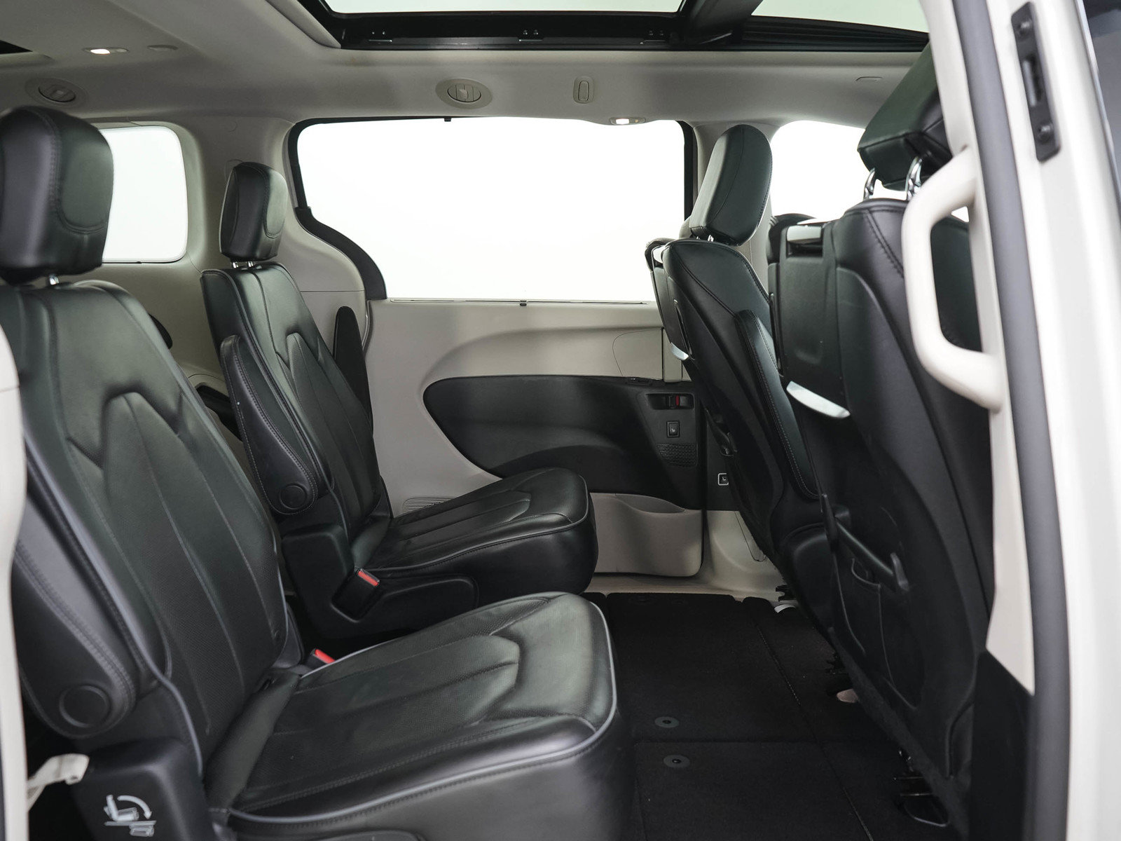 Used 2017 Chrysler Pacifica Limited w/ UConnect Theater Package FWD image 15