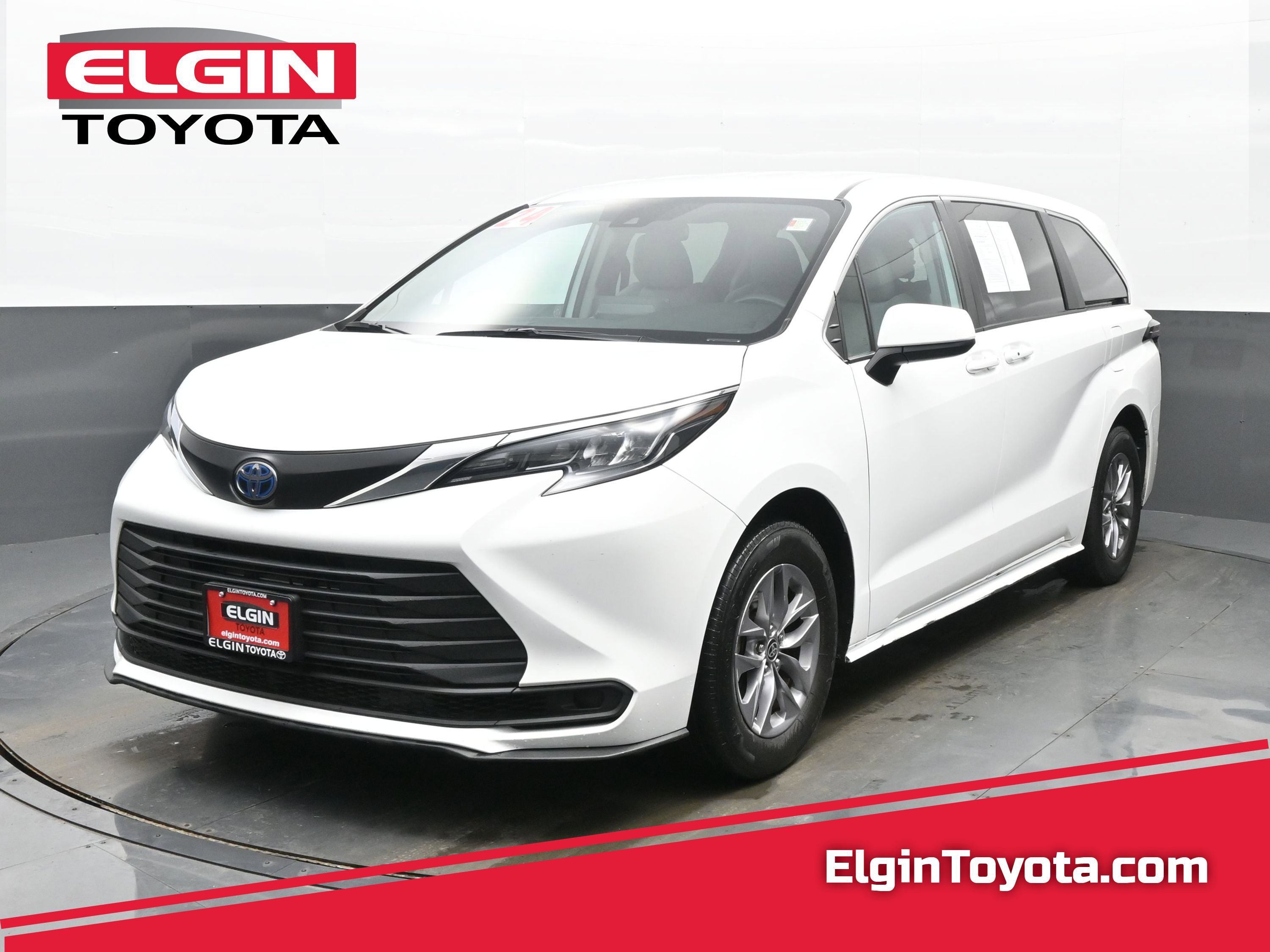 Used 2024 Toyota Sienna LE image 1