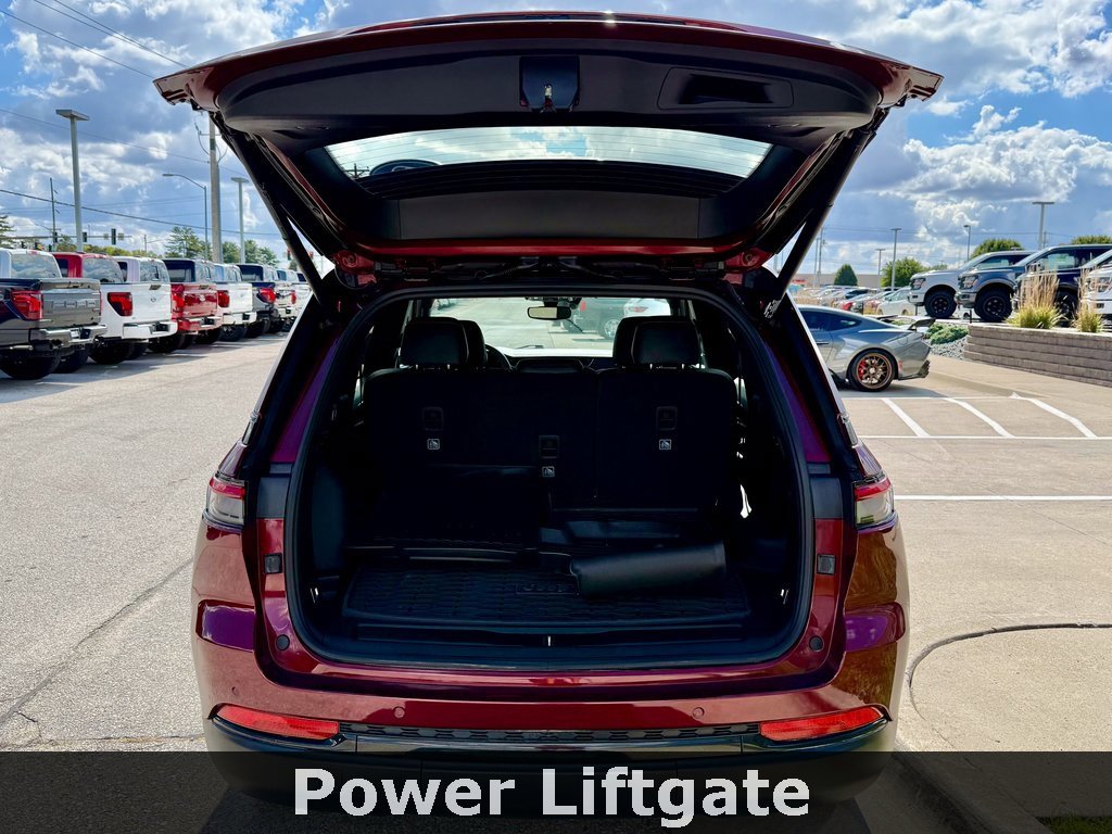 Used 2023 Jeep Grand Cherokee Altitude image 13