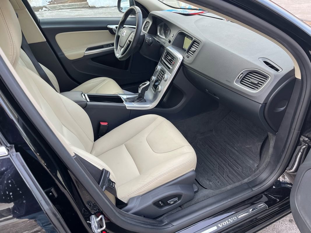 Used 2017 Volvo V60 T5 Premier w/ Convenience Package image 20