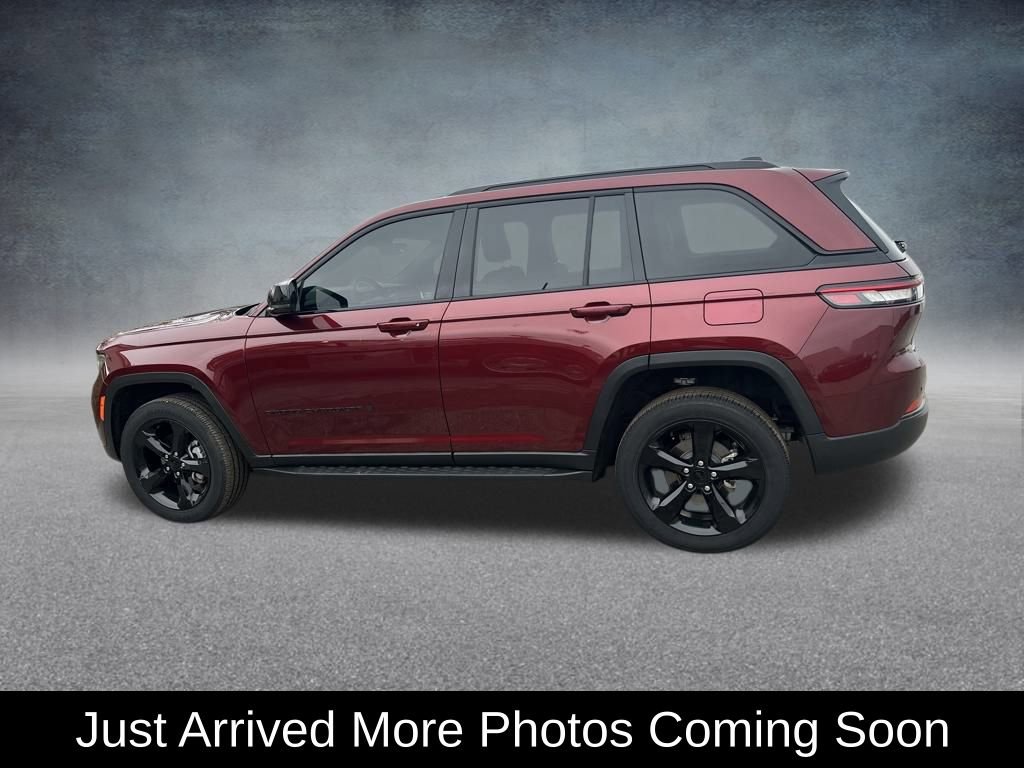 Used 2023 Jeep Grand Cherokee Altitude image 3