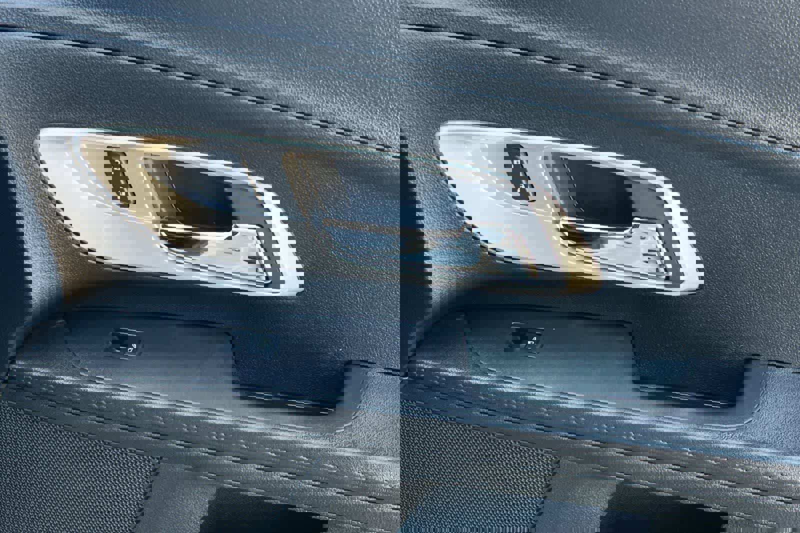 Used 2016 Chevrolet Equinox LTZ w/ Enhanced Convenience Package image 20