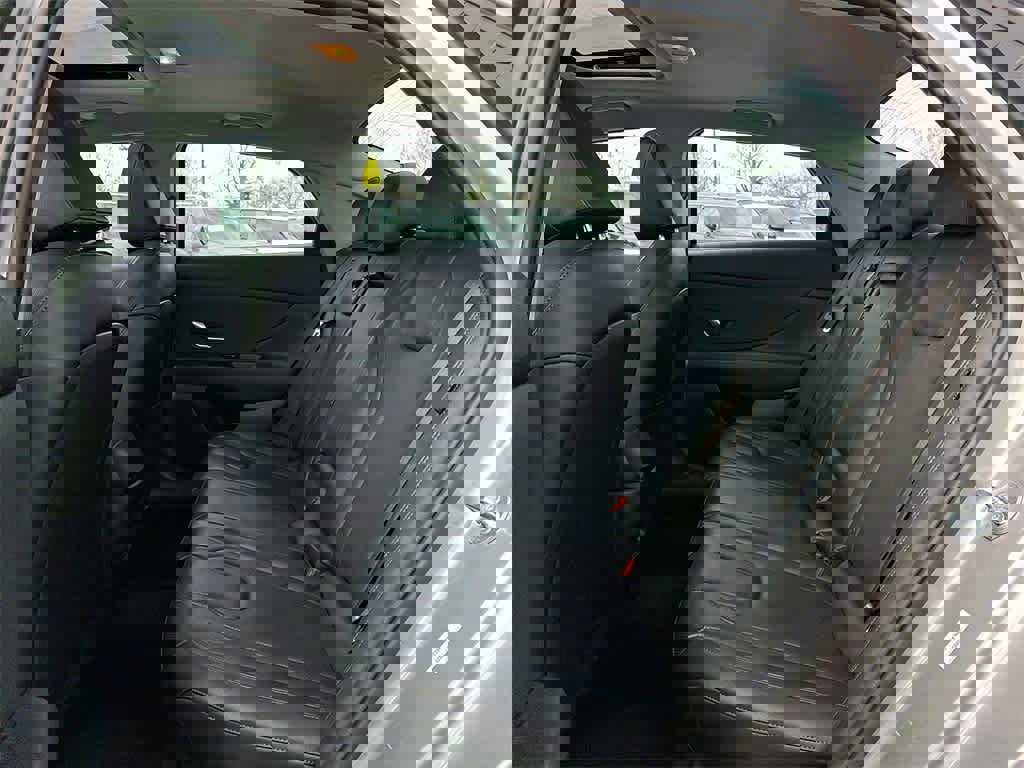 Used 2025 Hyundai Elantra Limited image 10