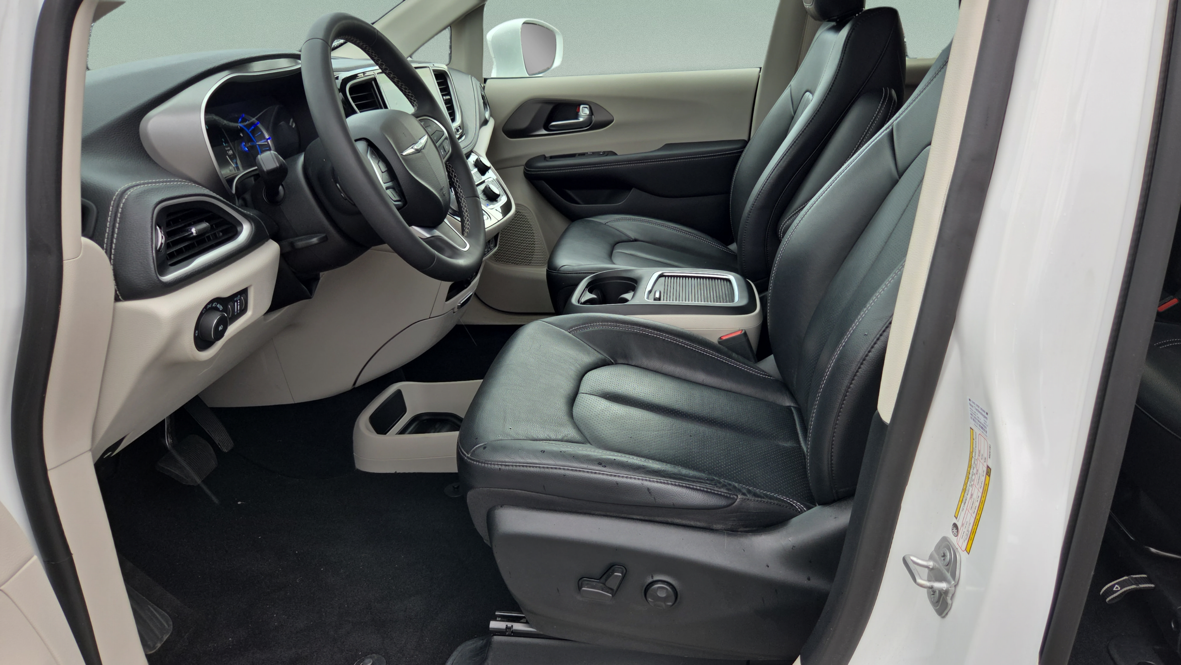 Used 2022 Chrysler Pacifica Touring-L FWD image 9