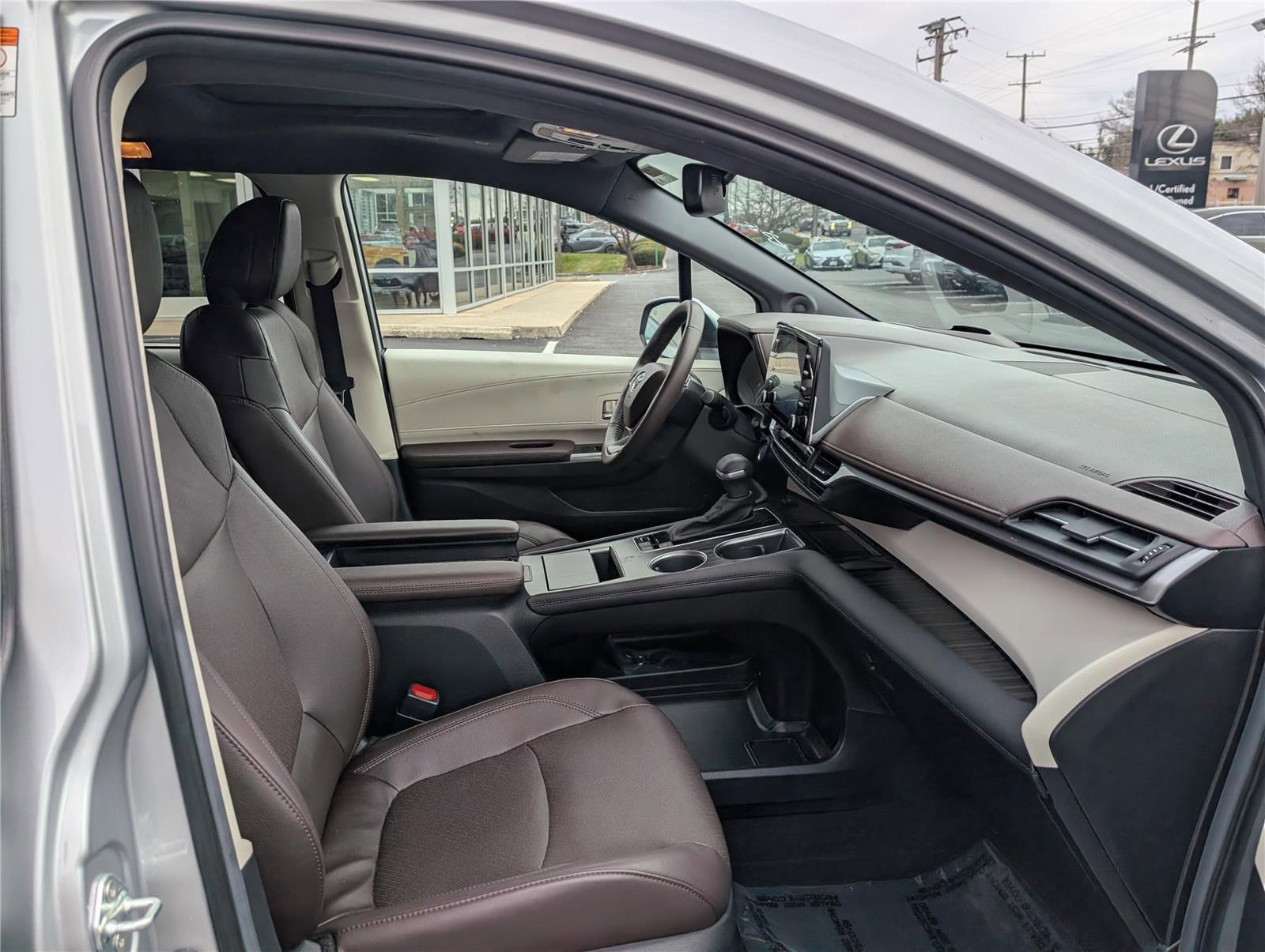 Used 2024 Toyota Sienna Platinum image 11