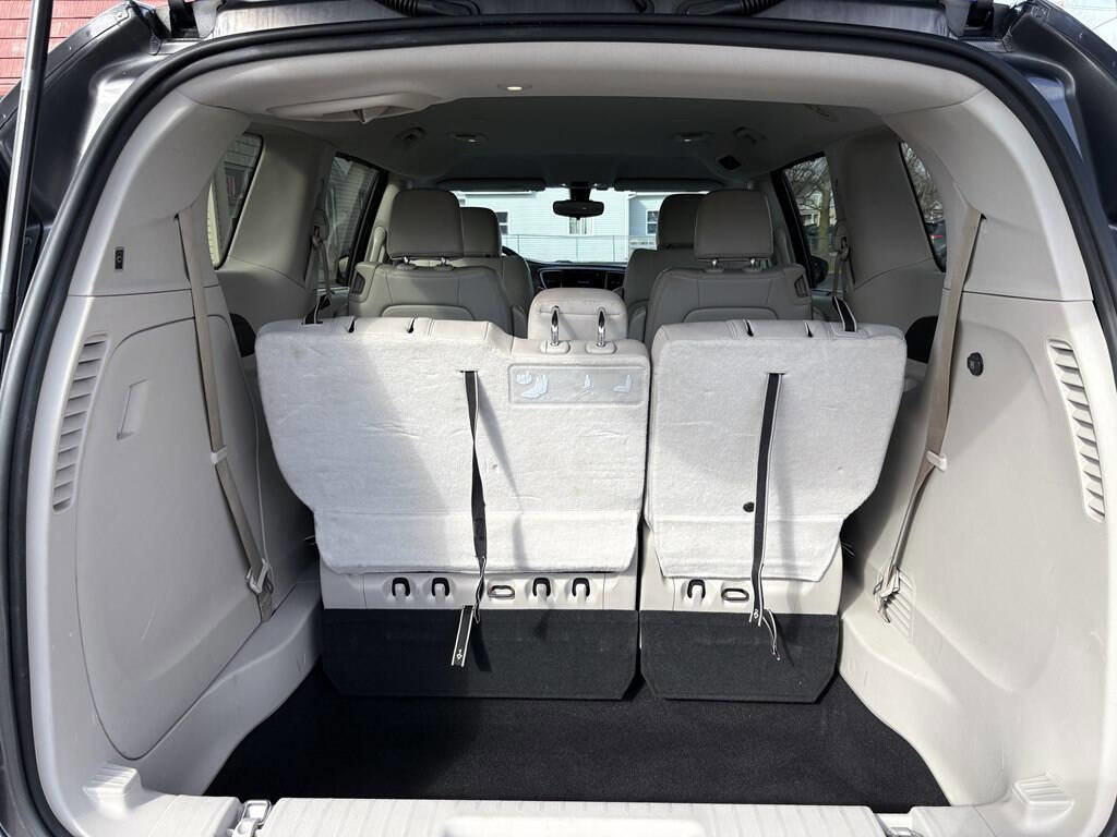 Used 2017 Chrysler Pacifica Touring-L image 9