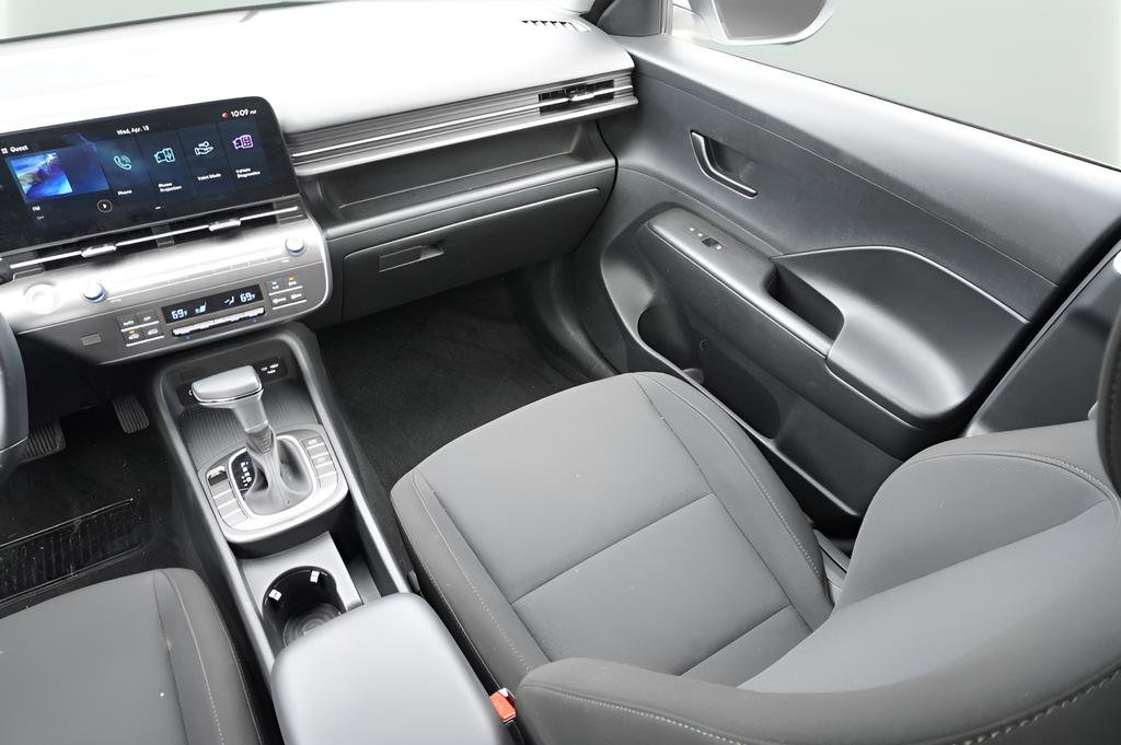 Used 2025 Hyundai Kona SEL image 11