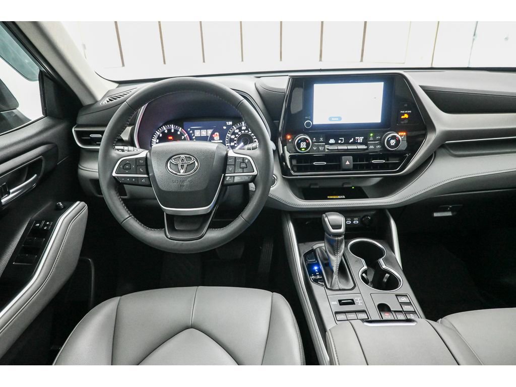 Used 2023 Toyota Highlander XLE image 31
