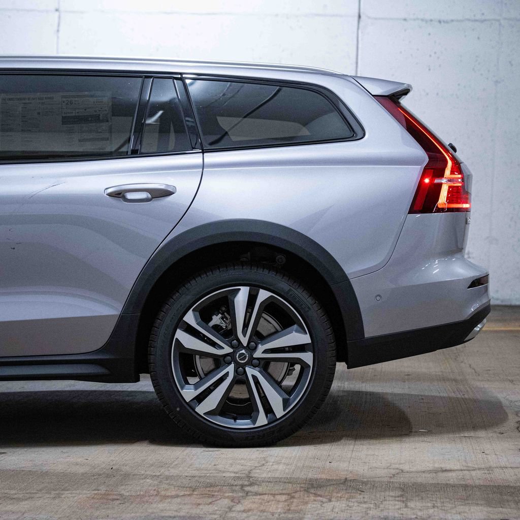New 2026 Volvo V60 B5 Cross Country Plus w/ Climate Package AWD/4WD image 4