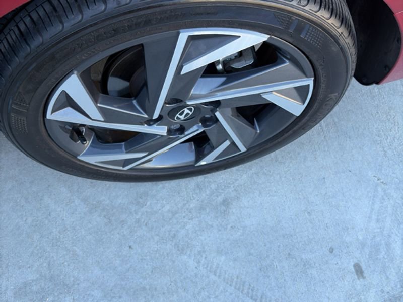 Used 2024 Hyundai Elantra Limited image 18