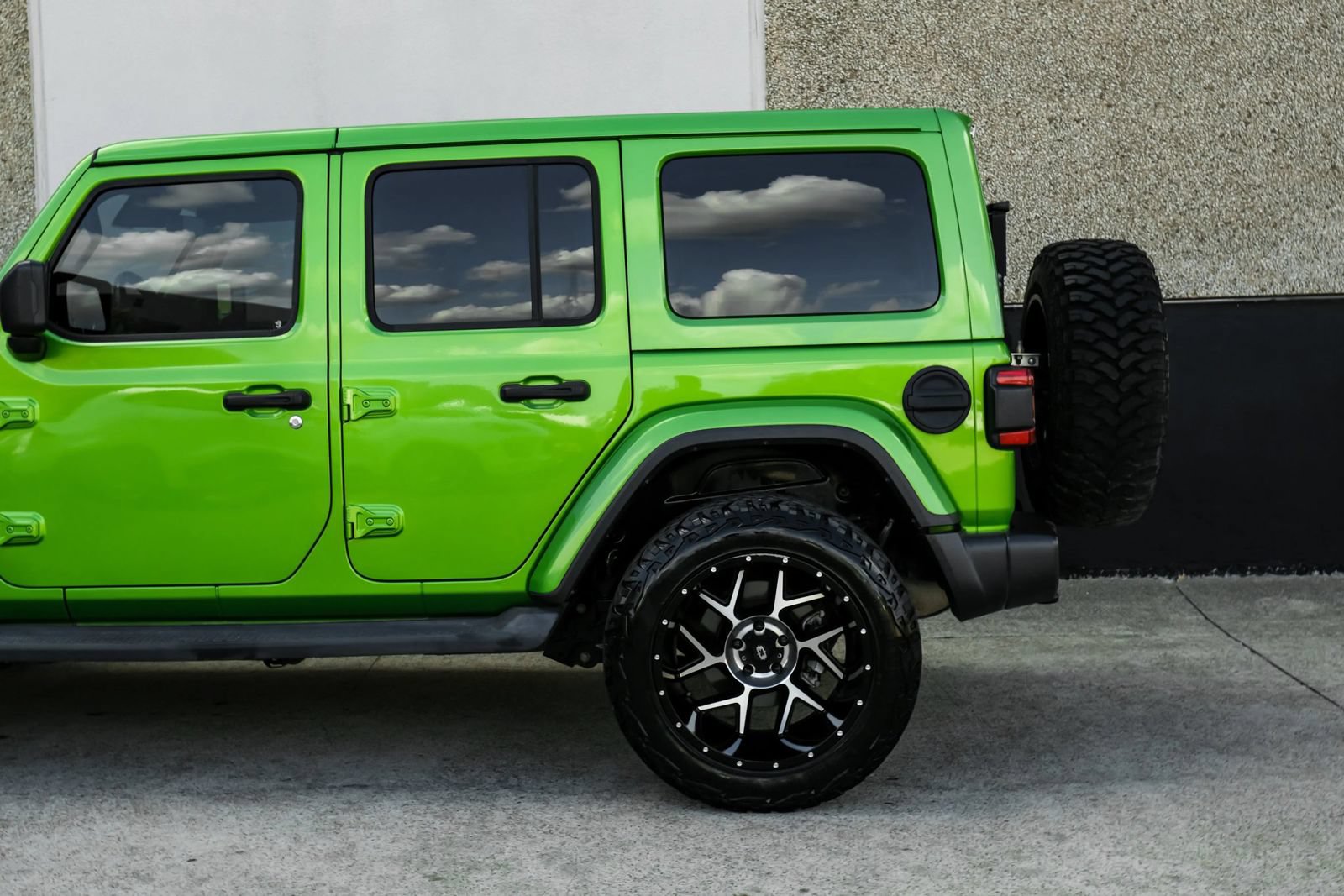 Used 2019 Jeep Wrangler Unlimited Sahara AWD/4WD image 16