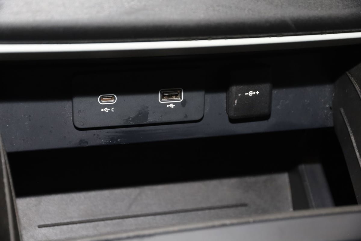 Used 2023 Land Rover Defender 110 SE image 32
