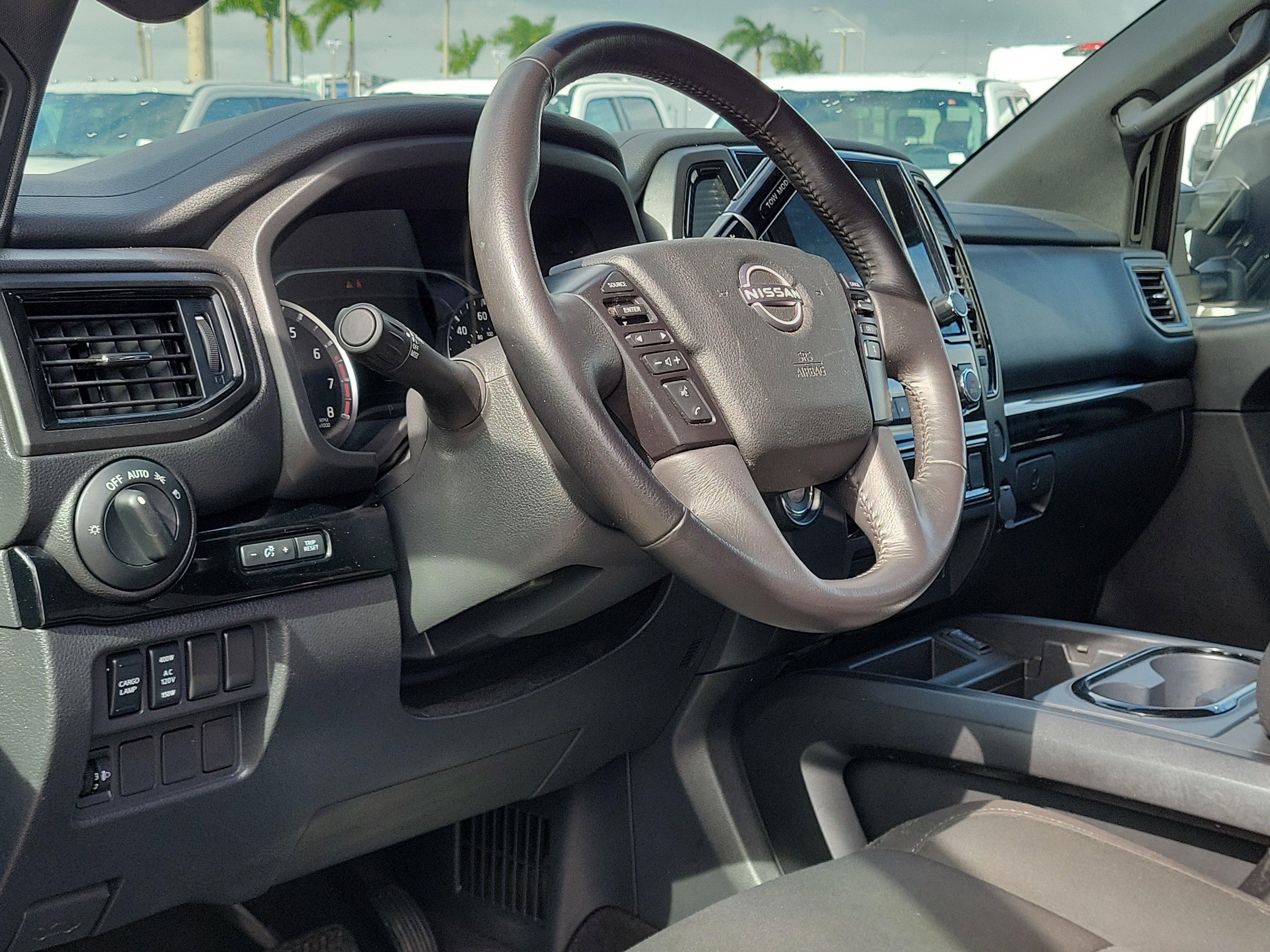 Used 2023 Nissan Titan SV w/ SV Convenience Package image 9