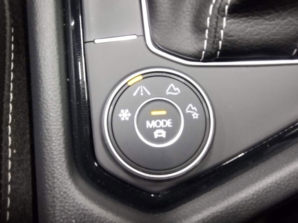 New 2025 Volkswagen Taos SEL image 30