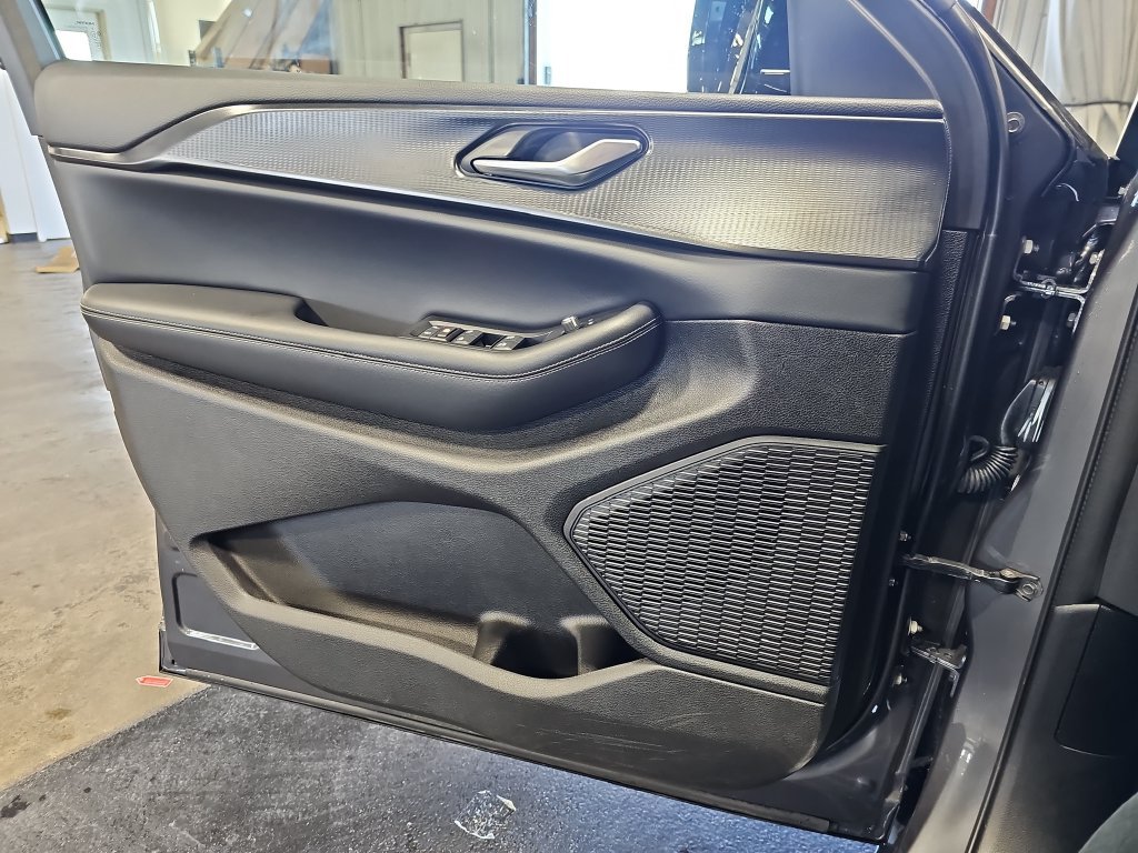 Used 2023 Jeep Grand Cherokee Altitude AWD/4WD image 27