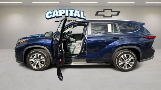 Used 2023 Toyota Highlander XLE FWD image 13