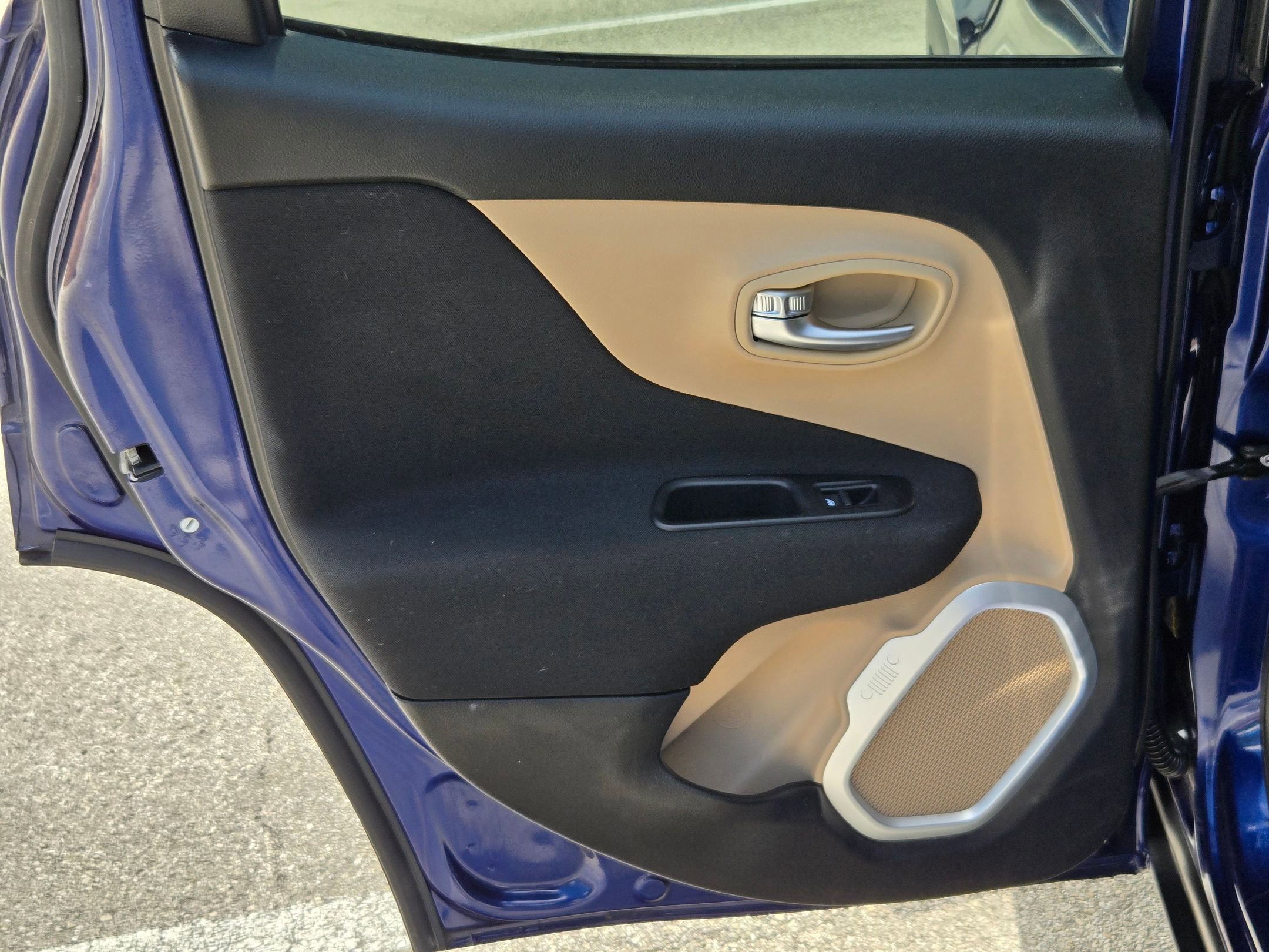 Used 2018 Jeep Renegade Latitude FWD image 15