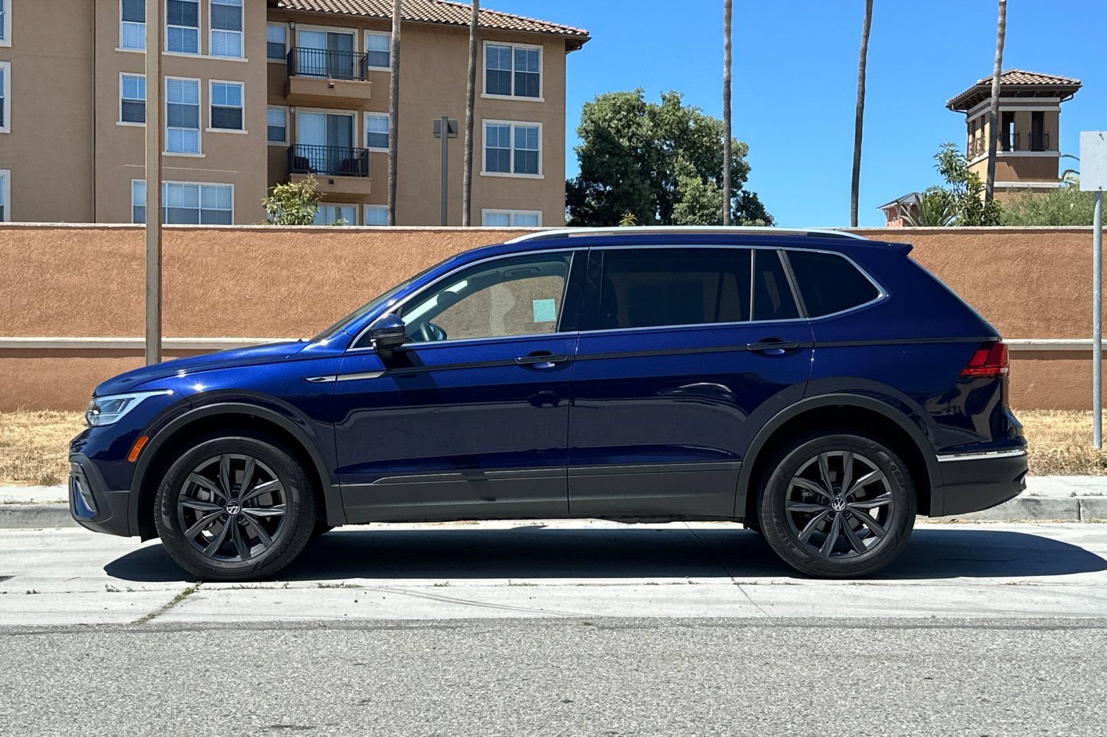 Used 2022 Volkswagen Tiguan SE w/ Panoramic Sunroof Package AWD/4WD image 7