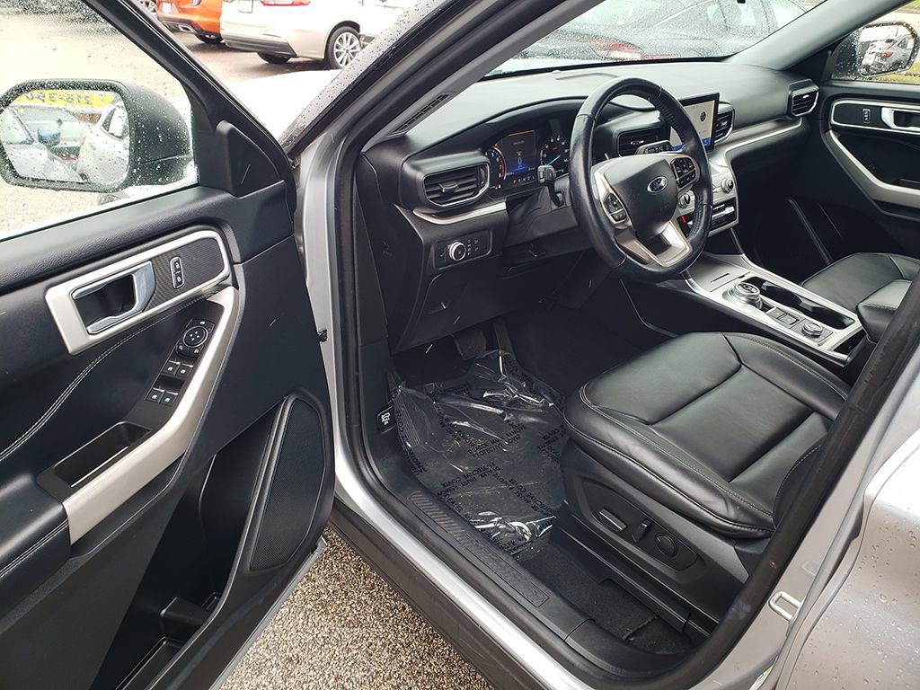 Certified 2022 Ford Explorer XLT w/ Equipment Group 202A image 9