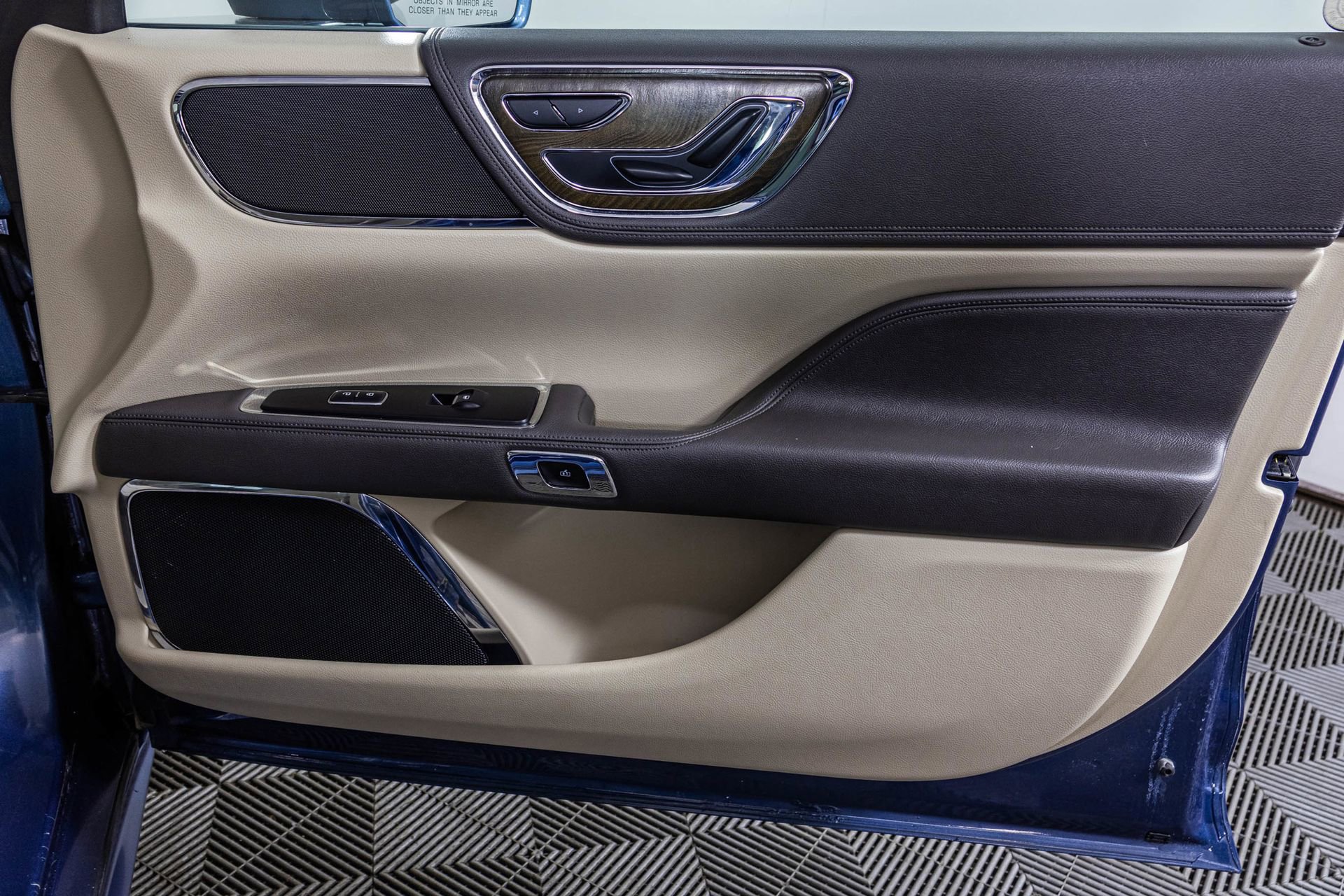 Used 2018 Lincoln Continental Select image 48