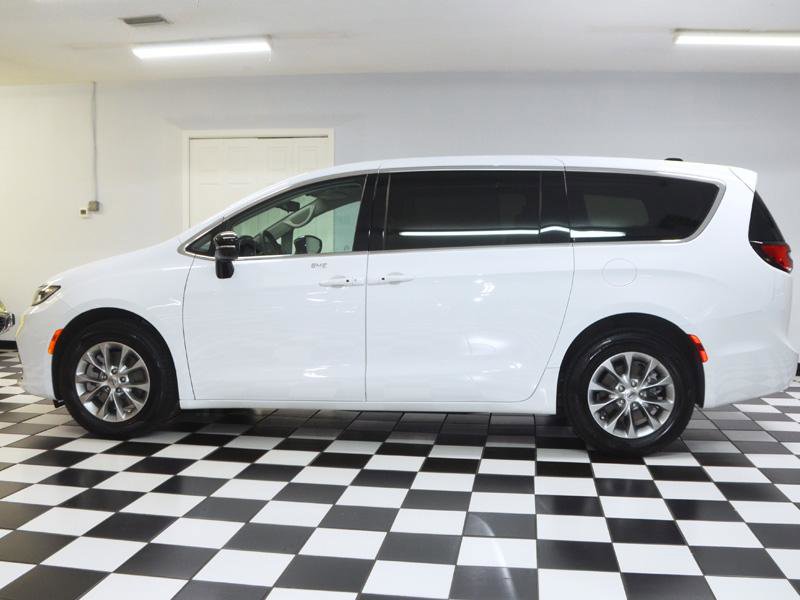 Used 2024 Chrysler Pacifica Touring-L image 6