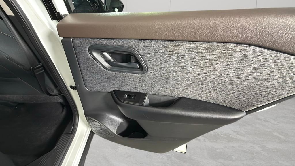 Used 2023 Nissan Rogue S image 32