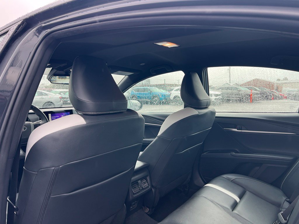 Used 2025 Toyota Camry SE FWD image 9