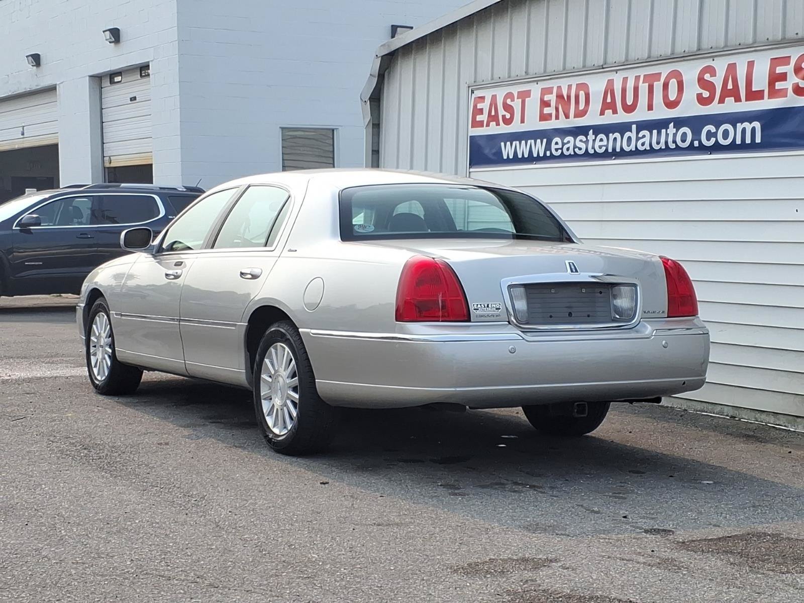 Used 2004 Lincoln Town Car Ultimate RWD image 3