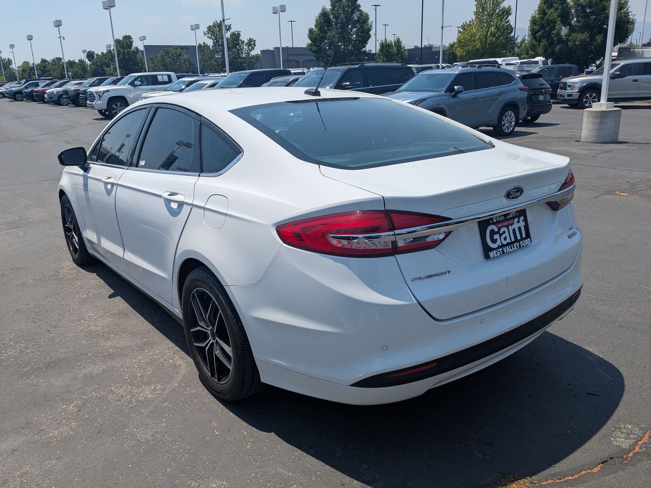 Used 2017 Ford Fusion SE w/ Fusion SE Technology Package FWD image 8
