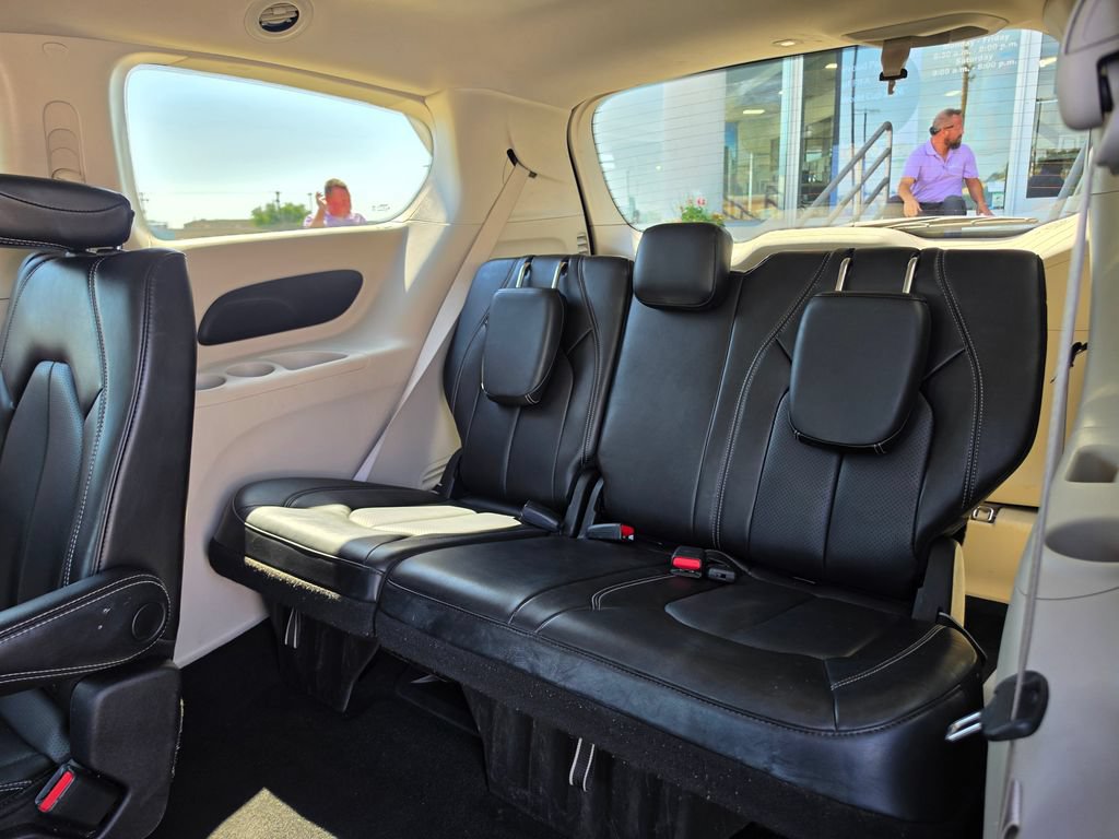 Used 2023 Chrysler Pacifica Touring-L FWD image 14