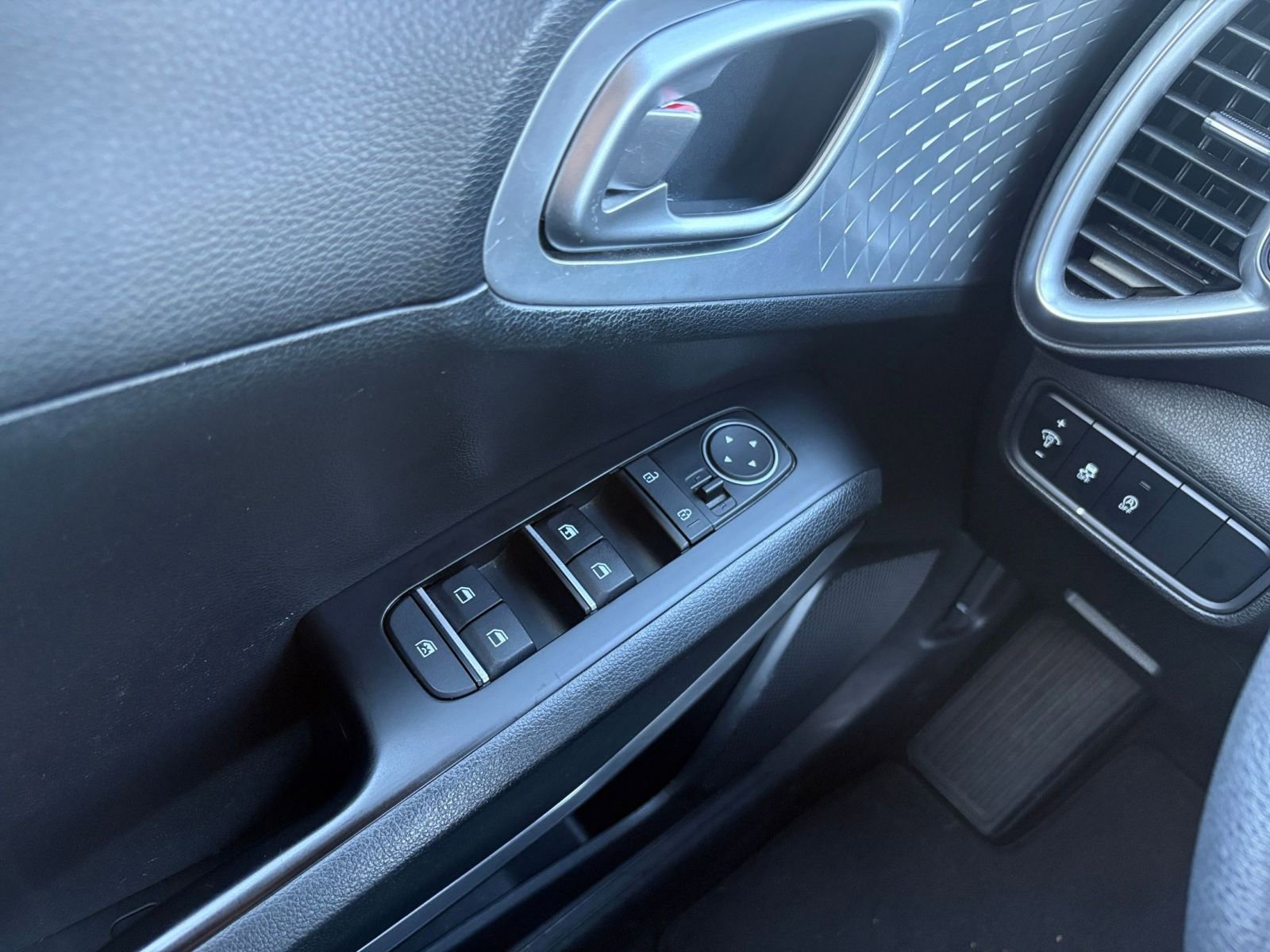 Used 2025 Kia Soul LX w/ LX Technology Package FWD image 18